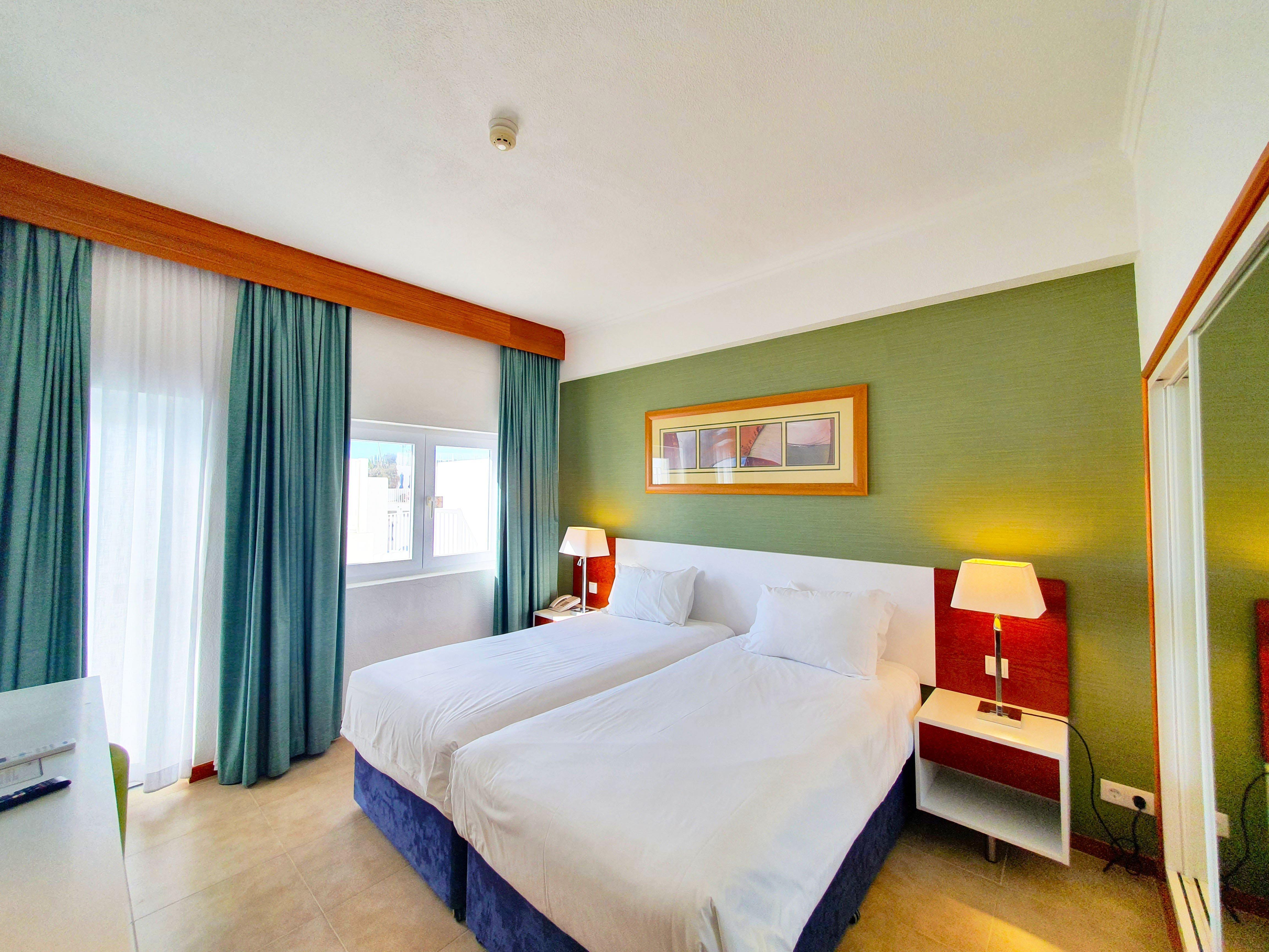 Holiday Inn Algarve - Armacao De Pera, An Ihg Hotel Экстерьер фото